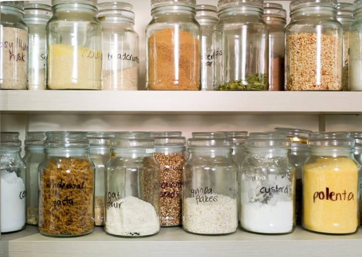 Πώς να οργανώσετε το ντουλάπι της κουζίνας σας; Δείτε 15 συμβουλές