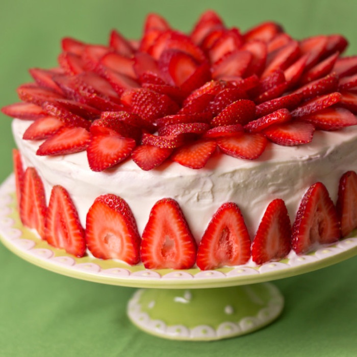 Kek dihiasi dengan strawberi: 45 idea yang cantik dan lazat