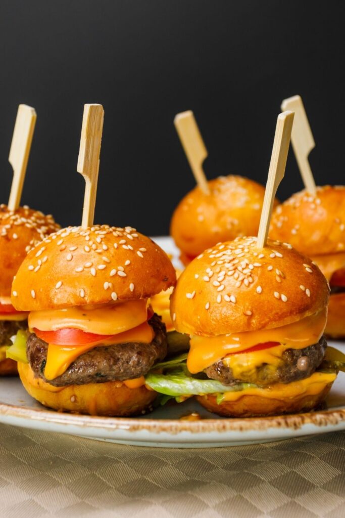 Mini hamburgery na večírky: naučte se, jak je vyrobit