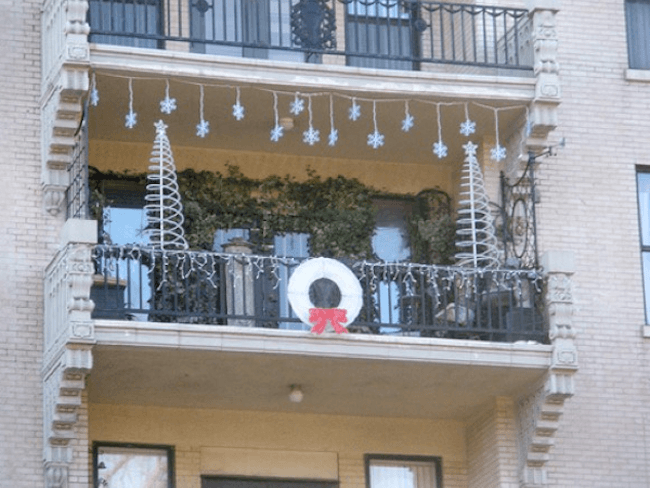 Vánoční dekorace pro malý balkon: 48 nejkreativnějších nápadů