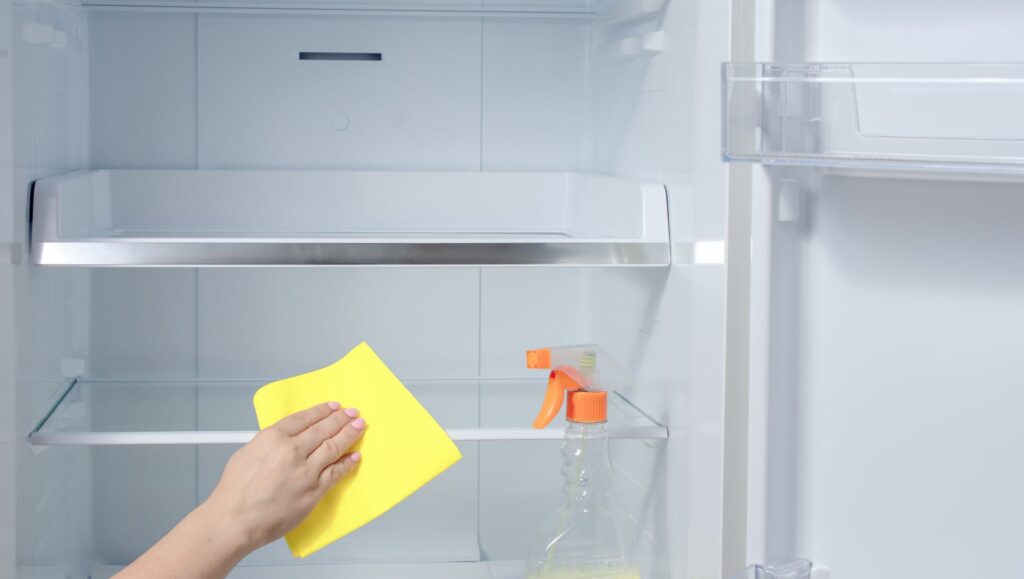 Jak vyčistit vnitřek chladničky: 3 základní kroky