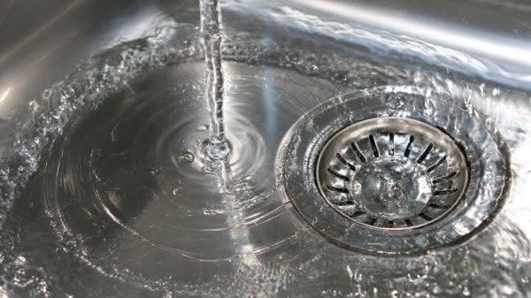 Her er 10 effektive tricks til at rense en tilstoppet køkkenvask